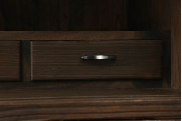 三段重ね桐箪笥をサイドボードとローチェストにリメイク!上段は天板と脚を取り付けサイドボードに。中段は元の形をそのまま活かし、下段は台輪をカット。ローチェスト2台に。3台とも全体をステイン塗料で着色して仕上げ。