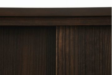 三段重ね桐箪笥をサイドボードとローチェストにリメイク!上段は天板と脚を取り付けサイドボードに。中段は元の形をそのまま活かし、下段は台輪をカット。ローチェスト2台に。3台とも全体をステイン塗料で着色して仕上げ。