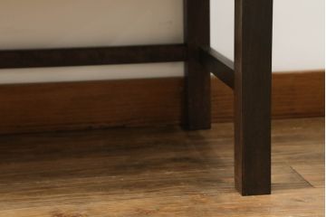 三段重ね桐箪笥をサイドボードとローチェストにリメイク!上段は天板と脚を取り付けサイドボードに。中段は元の形をそのまま活かし、下段は台輪をカット。ローチェスト2台に。3台とも全体をステイン塗料で着色して仕上げ。