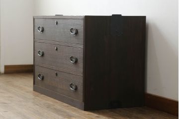 三段重ね桐箪笥をサイドボードとローチェストにリメイク!上段は天板と脚を取り付けサイドボードに。中段は元の形をそのまま活かし、下段は台輪をカット。ローチェスト2台に。3台とも全体をステイン塗料で着色して仕上げ。
