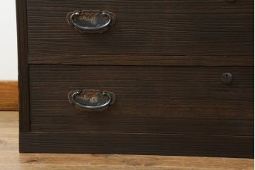 三段重ね桐箪笥をサイドボードとローチェストにリメイク!上段は天板と脚を取り付けサイドボードに。中段は元の形をそのまま活かし、下段は台輪をカット。ローチェスト2台に。3台とも全体をステイン塗料で着色して仕上げ。