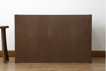 三段重ね桐箪笥をサイドボードとローチェストにリメイク!上段は天板と脚を取り付けサイドボードに。中段は元の形をそのまま活かし、下段は台輪をカット。ローチェスト2台に。3台とも全体をステイン塗料で着色して仕上げ。