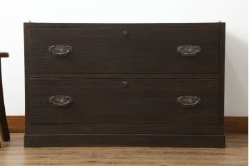 三段重ね桐箪笥をサイドボードとローチェストにリメイク!上段は天板と脚を取り付けサイドボードに。中段は元の形をそのまま活かし、下段は台輪をカット。ローチェスト2台に。3台とも全体をステイン塗料で着色して仕上げ。