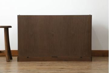 三段重ね桐箪笥をサイドボードとローチェストにリメイク!上段は天板と脚を取り付けサイドボードに。中段は元の形をそのまま活かし、下段は台輪をカット。ローチェスト2台に。3台とも全体をステイン塗料で着色して仕上げ。