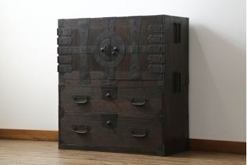 重ね桐箪笥を綺麗に再生!鍵に誤作動防止の加工を施し、天板裏を補強。当店商品を参考に全体を着色して仕上げ。