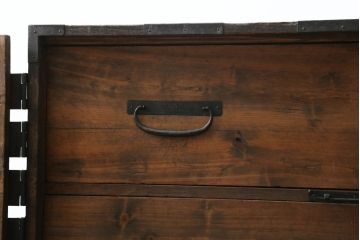 重ね桐箪笥を綺麗に再生!鍵に誤作動防止の加工を施し、天板裏を補強。当店商品を参考に全体を着色して仕上げ。