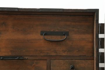 重ね桐箪笥を綺麗に再生!鍵に誤作動防止の加工を施し、天板裏を補強。当店商品を参考に全体を着色して仕上げ。