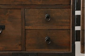 重ね桐箪笥を綺麗に再生!鍵に誤作動防止の加工を施し、天板裏を補強。当店商品を参考に全体を着色して仕上げ。