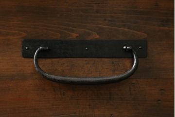 重ね桐箪笥を綺麗に再生!鍵に誤作動防止の加工を施し、天板裏を補強。当店商品を参考に全体を着色して仕上げ。