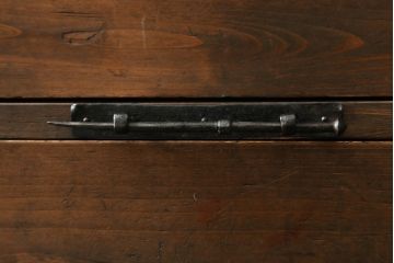 重ね桐箪笥を綺麗に再生!鍵に誤作動防止の加工を施し、天板裏を補強。当店商品を参考に全体を着色して仕上げ。