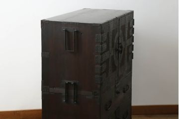 重ね桐箪笥を綺麗に再生!鍵に誤作動防止の加工を施し、天板裏を補強。当店商品を参考に全体を着色して仕上げ。