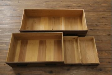 重ね桐箪笥を綺麗に再生!鍵に誤作動防止の加工を施し、天板裏を補強。当店商品を参考に全体を着色して仕上げ。