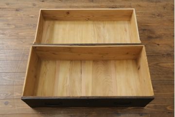 重ね桐箪笥を綺麗に再生!鍵に誤作動防止の加工を施し、天板裏を補強。当店商品を参考に全体を着色して仕上げ。