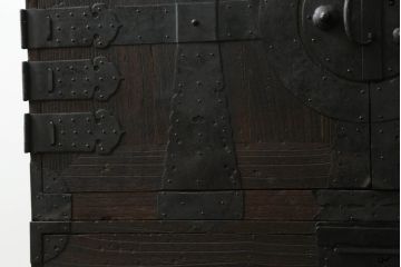 重ね桐箪笥を綺麗に再生!鍵に誤作動防止の加工を施し、天板裏を補強。当店商品を参考に全体を着色して仕上げ。