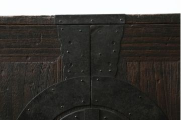 重ね桐箪笥を綺麗に再生!鍵に誤作動防止の加工を施し、天板裏を補強。当店商品を参考に全体を着色して仕上げ。