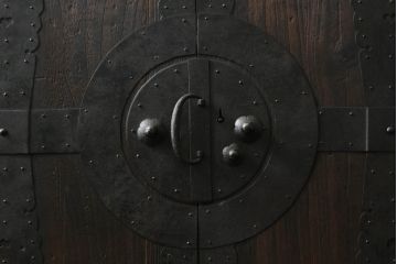 重ね桐箪笥を綺麗に再生!鍵に誤作動防止の加工を施し、天板裏を補強。当店商品を参考に全体を着色して仕上げ。