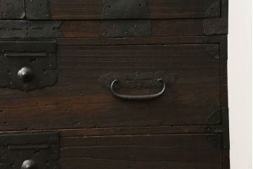 重ね桐箪笥を綺麗に再生!鍵に誤作動防止の加工を施し、天板裏を補強。当店商品を参考に全体を着色して仕上げ。