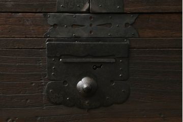 重ね桐箪笥を綺麗に再生!鍵に誤作動防止の加工を施し、天板裏を補強。当店商品を参考に全体を着色して仕上げ。