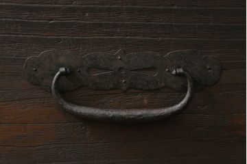 重ね桐箪笥を綺麗に再生!鍵に誤作動防止の加工を施し、天板裏を補強。当店商品を参考に全体を着色して仕上げ。