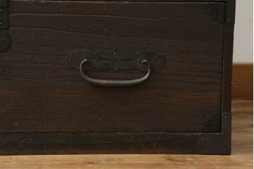 重ね桐箪笥を綺麗に再生!鍵に誤作動防止の加工を施し、天板裏を補強。当店商品を参考に全体を着色して仕上げ。