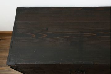 重ね桐箪笥を綺麗に再生!鍵に誤作動防止の加工を施し、天板裏を補強。当店商品を参考に全体を着色して仕上げ。