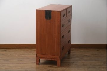 桐箪笥をチェストにリメイク!!ご購入予定のお仏壇の色に合わせて、全体を赤みがかった色に着色。天板を補強し、脚を取り付け。