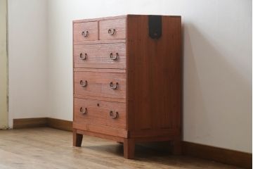 桐箪笥をチェストにリメイク!!ご購入予定のお仏壇の色に合わせて、全体を赤みがかった色に着色。天板を補強し、脚を取り付け。