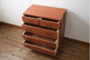 桐箪笥をチェストにリメイク!!ご購入予定のお仏壇の色に合わせて、全体を赤みがかった色に着色。天板を補強し、脚を取り付け。