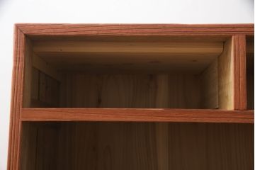 桐箪笥をチェストにリメイク!!ご購入予定のお仏壇の色に合わせて、全体を赤みがかった色に着色。天板を補強し、脚を取り付け。