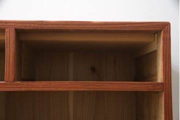 桐箪笥をチェストにリメイク!!ご購入予定のお仏壇の色に合わせて、全体を赤みがかった色に着色。天板を補強し、脚を取り付け。