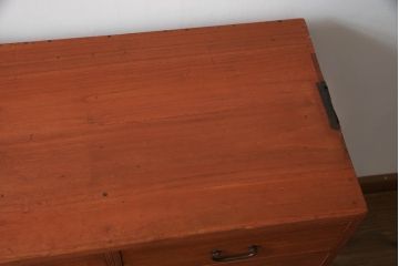 桐箪笥をチェストにリメイク!!ご購入予定のお仏壇の色に合わせて、全体を赤みがかった色に着色。天板を補強し、脚を取り付け。