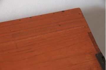 桐箪笥をチェストにリメイク!!ご購入予定のお仏壇の色に合わせて、全体を赤みがかった色に着色。天板を補強し、脚を取り付け。