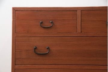 桐箪笥をチェストにリメイク!!ご購入予定のお仏壇の色に合わせて、全体を赤みがかった色に着色。天板を補強し、脚を取り付け。