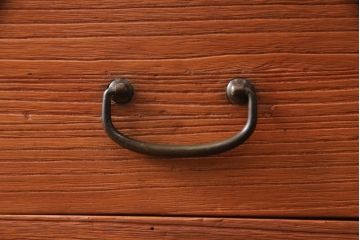 桐箪笥をチェストにリメイク!!ご購入予定のお仏壇の色に合わせて、全体を赤みがかった色に着色。天板を補強し、脚を取り付け。