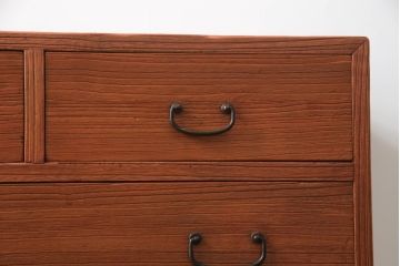 桐箪笥をチェストにリメイク!!ご購入予定のお仏壇の色に合わせて、全体を赤みがかった色に着色。天板を補強し、脚を取り付け。