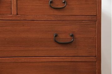 桐箪笥をチェストにリメイク!!ご購入予定のお仏壇の色に合わせて、全体を赤みがかった色に着色。天板を補強し、脚を取り付け。