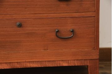桐箪笥をチェストにリメイク!!ご購入予定のお仏壇の色に合わせて、全体を赤みがかった色に着色。天板を補強し、脚を取り付け。