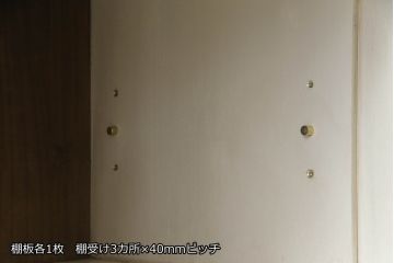 桐箪笥をチェストとサイドボードにリメイク!上段の引き戸にモールガラスをはめ込み、下段は引き出しを縦3等分に分割。上下段を組み合わせ脚付きチェストに。中段は扉と衣装盆を取り外し、棚板を新規製作。脚付きサイドボードに。2台ともアンティークホワイトでペイント。