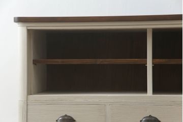 桐箪笥をチェストとサイドボードにリメイク!上段の引き戸にモールガラスをはめ込み、下段は引き出しを縦3等分に分割。上下段を組み合わせ脚付きチェストに。中段は扉と衣装盆を取り外し、棚板を新規製作。脚付きサイドボードに。2台ともアンティークホワイトでペイント。