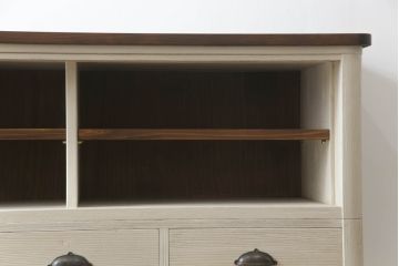 桐箪笥をチェストとサイドボードにリメイク!上段の引き戸にモールガラスをはめ込み、下段は引き出しを縦3等分に分割。上下段を組み合わせ脚付きチェストに。中段は扉と衣装盆を取り外し、棚板を新規製作。脚付きサイドボードに。2台ともアンティークホワイトでペイント。