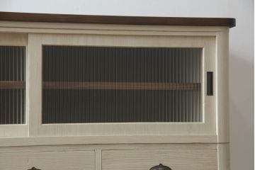 桐箪笥をチェストとサイドボードにリメイク!上段の引き戸にモールガラスをはめ込み、下段は引き出しを縦3等分に分割。上下段を組み合わせ脚付きチェストに。中段は扉と衣装盆を取り外し、棚板を新規製作。脚付きサイドボードに。2台ともアンティークホワイトでペイント。