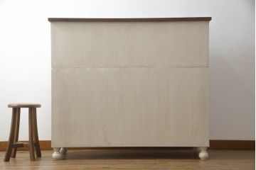 桐箪笥をチェストとサイドボードにリメイク!上段の引き戸にモールガラスをはめ込み、下段は引き出しを縦3等分に分割。上下段を組み合わせ脚付きチェストに。中段は扉と衣装盆を取り外し、棚板を新規製作。脚付きサイドボードに。2台ともアンティークホワイトでペイント。