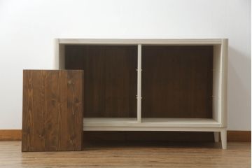 桐箪笥をチェストとサイドボードにリメイク!上段の引き戸にモールガラスをはめ込み、下段は引き出しを縦3等分に分割。上下段を組み合わせ脚付きチェストに。中段は扉と衣装盆を取り外し、棚板を新規製作。脚付きサイドボードに。2台ともアンティークホワイトでペイント。