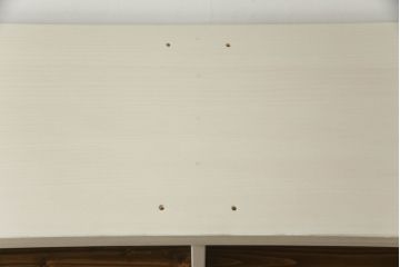 桐箪笥をチェストとサイドボードにリメイク!上段の引き戸にモールガラスをはめ込み、下段は引き出しを縦3等分に分割。上下段を組み合わせ脚付きチェストに。中段は扉と衣装盆を取り外し、棚板を新規製作。脚付きサイドボードに。2台ともアンティークホワイトでペイント。