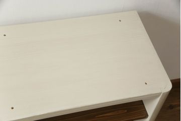 桐箪笥をチェストとサイドボードにリメイク!上段の引き戸にモールガラスをはめ込み、下段は引き出しを縦3等分に分割。上下段を組み合わせ脚付きチェストに。中段は扉と衣装盆を取り外し、棚板を新規製作。脚付きサイドボードに。2台ともアンティークホワイトでペイント。