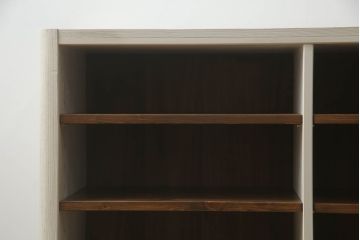 桐箪笥をチェストとサイドボードにリメイク!上段の引き戸にモールガラスをはめ込み、下段は引き出しを縦3等分に分割。上下段を組み合わせ脚付きチェストに。中段は扉と衣装盆を取り外し、棚板を新規製作。脚付きサイドボードに。2台ともアンティークホワイトでペイント。