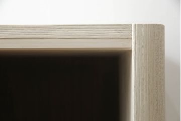 桐箪笥をチェストとサイドボードにリメイク!上段の引き戸にモールガラスをはめ込み、下段は引き出しを縦3等分に分割。上下段を組み合わせ脚付きチェストに。中段は扉と衣装盆を取り外し、棚板を新規製作。脚付きサイドボードに。2台ともアンティークホワイトでペイント。