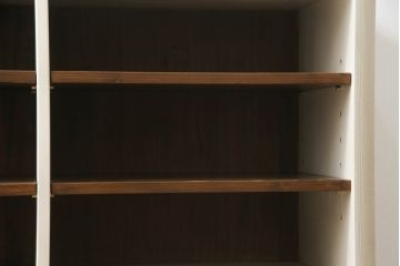 桐箪笥をチェストとサイドボードにリメイク!上段の引き戸にモールガラスをはめ込み、下段は引き出しを縦3等分に分割。上下段を組み合わせ脚付きチェストに。中段は扉と衣装盆を取り外し、棚板を新規製作。脚付きサイドボードに。2台ともアンティークホワイトでペイント。