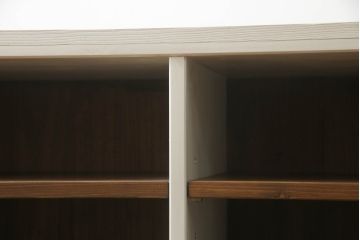 桐箪笥をチェストとサイドボードにリメイク!上段の引き戸にモールガラスをはめ込み、下段は引き出しを縦3等分に分割。上下段を組み合わせ脚付きチェストに。中段は扉と衣装盆を取り外し、棚板を新規製作。脚付きサイドボードに。2台ともアンティークホワイトでペイント。