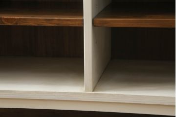 桐箪笥をチェストとサイドボードにリメイク!上段の引き戸にモールガラスをはめ込み、下段は引き出しを縦3等分に分割。上下段を組み合わせ脚付きチェストに。中段は扉と衣装盆を取り外し、棚板を新規製作。脚付きサイドボードに。2台ともアンティークホワイトでペイント。